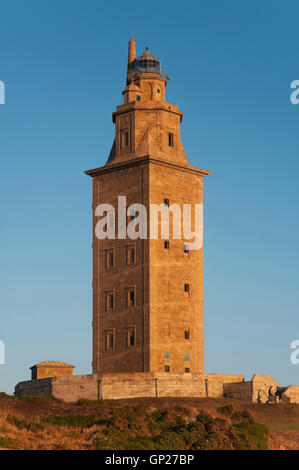 Torre di Hercules all'alba- antico faro romano (primo secolo), La Coruña, regione della Galizia, Spagna, Europa Foto Stock