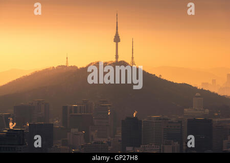 Sole sorge al di sopra della città di Seoul, Corea del Sud. Foto Stock