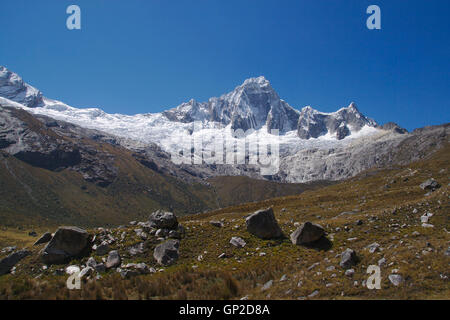 Nevado Taulliraju, vista da Taullipampa, Santa-Cruz-Trek, Cordillera Blanca, Perù Foto Stock