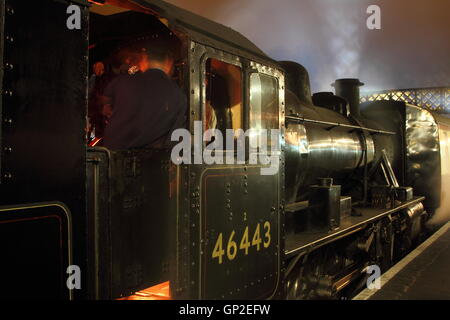 Conserve di Londra, Midland e ferrovia scozzese motore 46443, 2-6-0 Ivatt Classe 2 Mogul in vapore durante la notte. Foto Stock