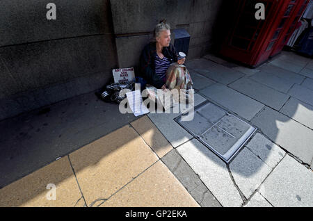 Londra, Inghilterra, Regno Unito. Donna senzatetto accattonaggio in Piccadilly Foto Stock