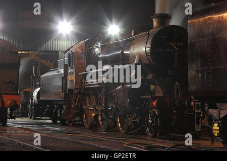 43106, suola conserve di Londra, Midland e ferrovia scozzese motore 2-6-0 Ivatt Classe 4 Mogul in vapore durante la notte su Severn Valley, in appoggio in corrispondenza di Bridgnorth. Foto Stock