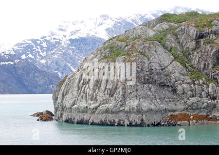 Le formazioni rocciose nebbia nuvole Galcier Bay all'interno del passaggio a sud-est di Alaska USA Foto Stock