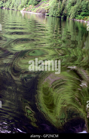 Abstract nave wake riflessione Misty Fjords National Monument Alaska all'interno del passaggio a sud-est di Alaska USA Foto Stock