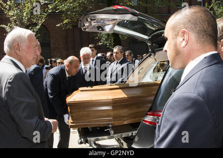 Il funerale della Contessa Marta Marzotto con: Ospiti Dove: Milano, Italia Quando: 01 Ago 2016 Credit: IPA/WENN.com * * disponibile solo per la pubblicazione in UK, USA, Germania, Austria, Svizzera** Foto Stock