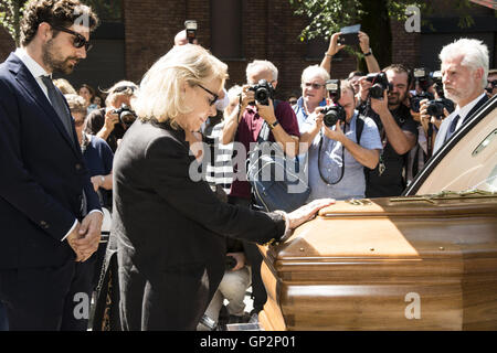 Il funerale della Contessa Marta Marzotto con: Ospiti Dove: Milano, Italia Quando: 01 Ago 2016 Credit: IPA/WENN.com * * disponibile solo per la pubblicazione in UK, USA, Germania, Austria, Svizzera** Foto Stock