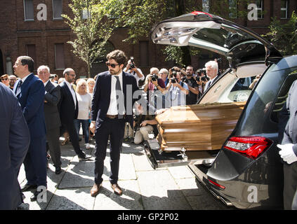 Il funerale della Contessa Marta Marzotto con: Ospiti Dove: Milano, Italia Quando: 01 Ago 2016 Credit: IPA/WENN.com * * disponibile solo per la pubblicazione in UK, USA, Germania, Austria, Svizzera** Foto Stock