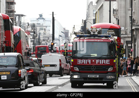 Regno Unito, Londra : un incendio motore aziona verso il basso Oxford Street nel centro di Londra a rispondere a un'emergenza. Ago 16. Foto Stock