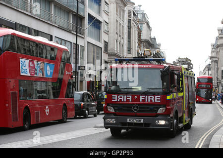 Regno Unito, Londra : un incendio motore aziona verso il basso Oxford Street nel centro di Londra a rispondere a un'emergenza. Ago 16. Foto Stock