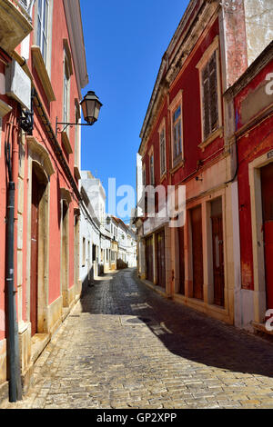 Stretta viuzza acciottolata inland città di Loulé, Algarve, a sud del Portogallo Foto Stock