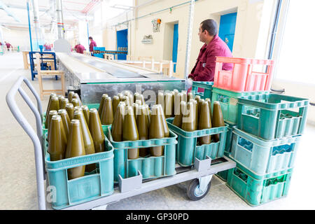Sopot, Bulgaria - 17 Maggio 2016: Arsenal lavoratore è la produzione di testate nucleari in uno della Bulgaria fabbrica di armi. Lo stabilimento produce un Foto Stock