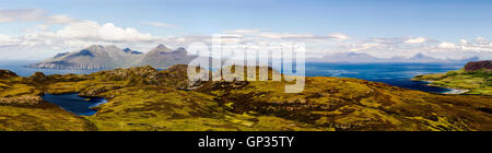 Vista panoramica da un Sgurr, isola di Eigg; verso l'isola di Rum Foto Stock