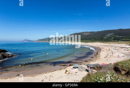 Ponzos spiaggia con persone in Cobas, Ferrol, A Coruña, Galizia, Spagna Foto Stock