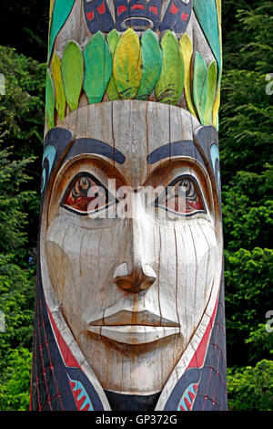 Tlingit Indian totem pole dettaglio Sitka National Totem Park Sitka Alaska all'interno del passaggio a sud-est di Alaska USA Foto Stock