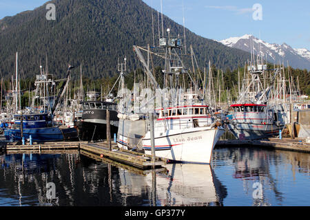 La flotta di pesca Crescent harbour marina montagne Sitka Alaska all'interno del passaggio a sud-est di Alaska USA Foto Stock