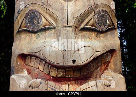 Tlingit Indian totem pole dettaglio Sitka National Totem Park Sitka Alaska all'interno del passaggio a sud-est di Alaska USA Foto Stock