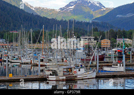 La flotta di pesca harbour marina Sitka Alaska all'interno del passaggio a sud-est di Alaska USA Foto Stock