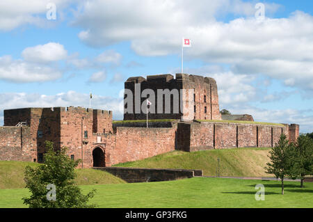 Carlisle Castle mantenere e parete esterna, con patrimonio Inglese battenti bandiera, Cumbria, England, Regno Unito Foto Stock