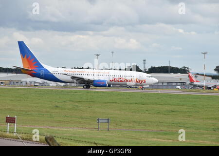 Jet2 tenendo la tassazione a East Midlands Airport Foto Stock