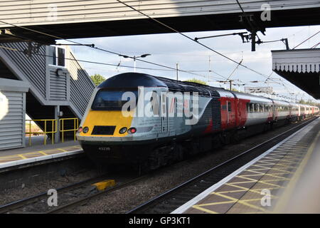 Un HST di classe 43 passa attraverso la stazione ferroviaria Newark Northgate. Foto Stock