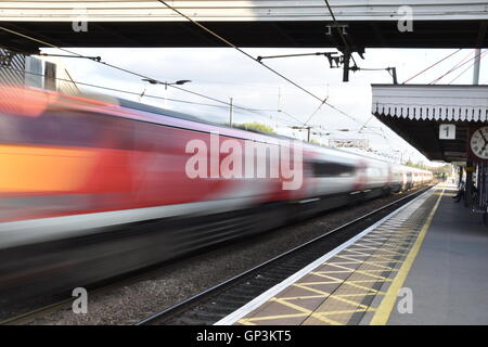 Classe 91 locomotiva elettrica passante per newark northgate stazione ferroviaria ad alta velocità. Foto Stock