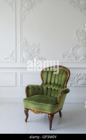 Elegante poltrona verde nel lusso clean bright interni bianchi Foto Stock