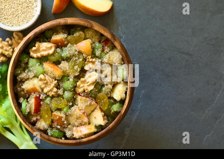 La quinoa Insalata Waldorf con Apple, sedano, giallo uvetta e noce servita nel recipiente Foto Stock