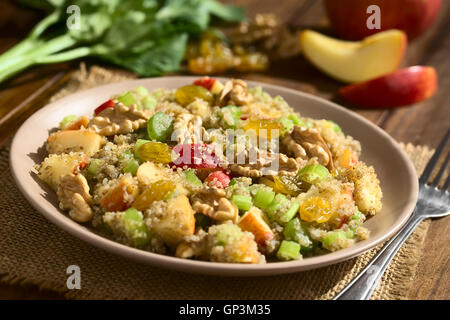 La quinoa Insalata Waldorf con Apple, sedano, giallo uvetta e noce servita su piastra, ingredienti nel retro Foto Stock