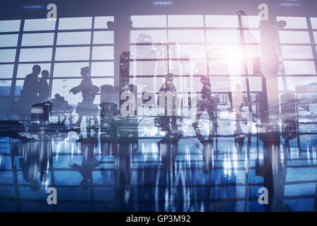 Background aziendale, gente che passeggia in aeroporto, doppia esposizione Foto Stock