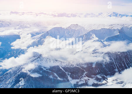 Alpi, vista panoramica delle montagne invernali con le nuvole sopra visto da Punta Helbronner Foto Stock