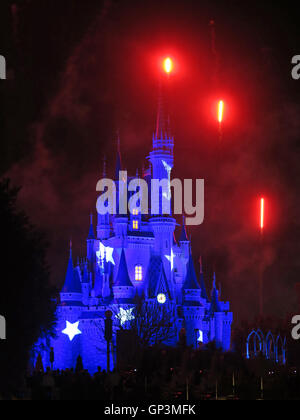 Orlando, Florida. Febbraio 19th, 2013. Il Walt Disney World Cenerentola Castello nel Magic Kingdom illuminato e con fuochi d'artificio Foto Stock