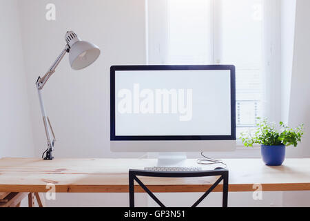 Luogo di lavoro di bello e moderno ufficio, computer con vuoto bianco schermo vuoto, quanto a design di interni Scandinavo Foto Stock