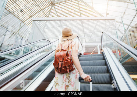 La donna nel moderno aeroporto, chi viaggia con bagagli Foto Stock