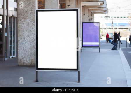 Abstract cartellone su strada con il bianco schermo vuoto con posto per il testo Foto Stock