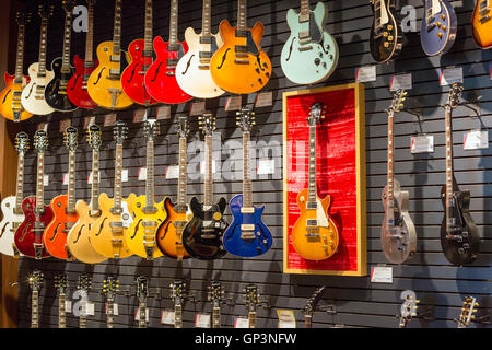 Fort Wayne, Indiana - chitarre elettriche in vendita presso il Sweetwater Strumenti di musica & Pro Audio store. Foto Stock