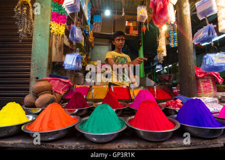 Colorate polveri di colorante per la vendita nel mercato Devaraja Mysore Karnataka India Foto Stock