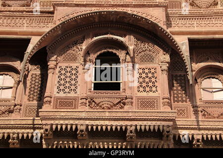 Close-up di altamente decorativo carving del balcone a Meharongarh forte di Jodhpur, Rajasthan, India, Asia Foto Stock