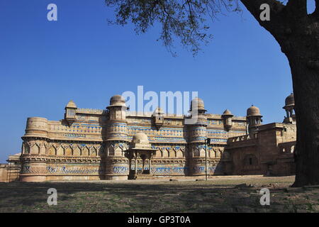 Vista incorniciata di pittoresca Gwalior Fort in Gwalior, Madhya Pradesh, India, Asia Foto Stock