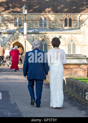 Coppia di anziani rendendo il loro modo per la chiesa sul loro modo di rinnovare le loro promesse matrimoniali Foto Stock