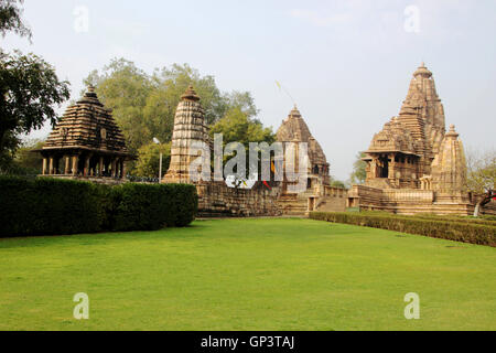 Vista di Lakshman tempio complesso sotto il gruppo Occidentale di templi di Khajuraho, Madhya Pradesh, India, Asia Foto Stock