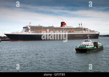 Cunard nave da crociera Queen Mary 2 la manovra di ormeggio 46 a Southampton's Ocean Terminal Crociere per iniziare il suo viaggio a New York con il traghetto Hythe Foto Stock