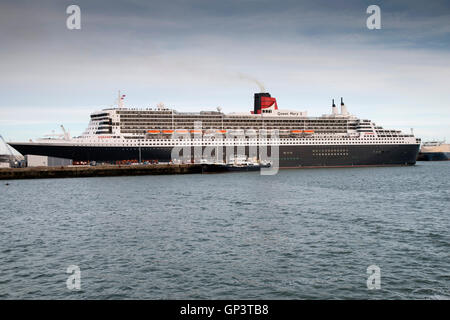 Cunard nave da crociera Queen Mary 2 la manovra di ormeggio 46 a Southampton's Ocean Terminal Crociere per iniziare il suo viaggio a New York Foto Stock