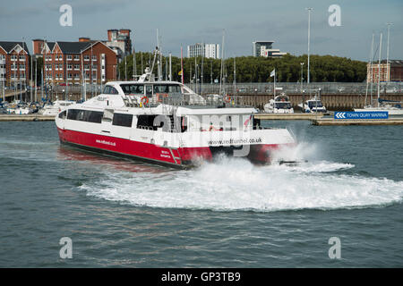 Imbuto Rosso veloce traghetto Jet rosso 4 arrivando a Town Quay, Southampton da Cowes, Isola di Wight Foto Stock