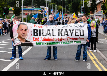 Tre uomini in attesa di un banner a sostegno di Bilal Kayed, un prigioniero palestinese a cui essi si rivendicazione viene imprigionato senza carica dall'amministrazione israeliana e chi ha avviato e successivamente chiuso) un auto imposto di sciopero della fame Foto Stock