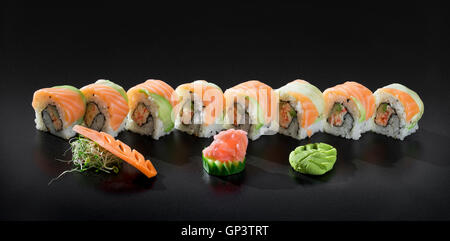 I sushi giapponesi Le bobine. Uramaki maki sushi con salmone, alghe fresche insalate e wasabi Foto Stock