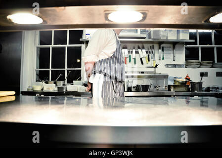 Chef in piedi in cucina commerciale Foto Stock