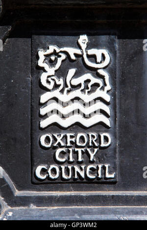 OXFORD, Regno Unito - 12 AGOSTO 2016: un close-up del Consiglio Comunale di Oxford emblema in Oxford, il 12 agosto 2016. Foto Stock