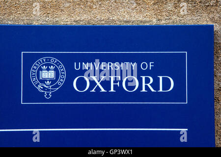 OXFORD, Regno Unito - 12 AGOSTO 2016: il logo della Università di Oxford, prese a Oxford il 12 agosto 2016. Foto Stock