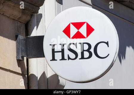 OXFORD, Regno Unito - 12 AGOSTO 2016: un segno HSBC al di fuori delle loro filiali in Oxford, il 12 agosto 2016. Foto Stock