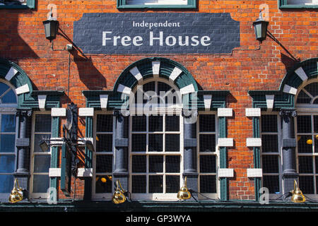 OXFORD, Regno Unito - 12 AGOSTO 2016: un vecchio indipendente Casa Libero firmare in un pub tradizionale nella città di Oxford, UK. Foto Stock